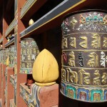 Kristýna Tronečková - bhutan - modlitební mlýnky v chrámu