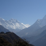 Veronika Marcikova - everest - Aklimatizační trek z Namche Bazar - pohled na Everest (vlevo) a Ama Dablam (vpravo)